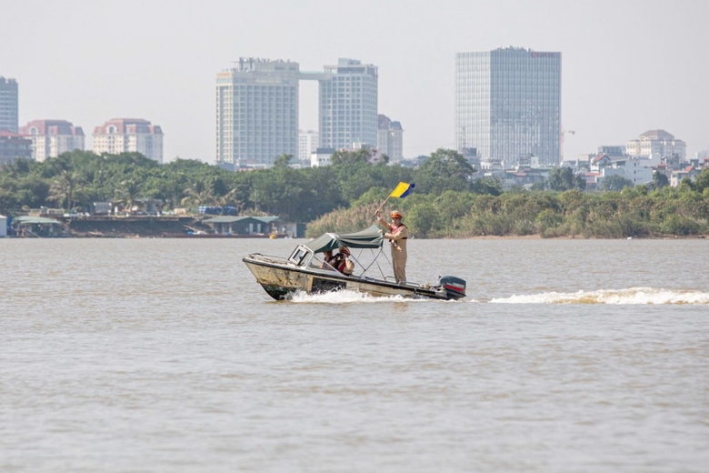 Hà Nội: CSGT đường thủy tuần tra trên sông Hồng, xử lý loạt tàu thuyền vi phạm- Ảnh 1. Hà Nội: CSGT đường thủy tuần tra trên sông Hồng, xử lý loạt tàu thuyền vi phạm- Ảnh 1.
