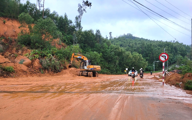 Huế: Xử l&yacute; xong điểm sạt lở v&agrave;o khu du lịch Laguna, giao th&ocirc;ng th&ocirc;ng suốt trở lại