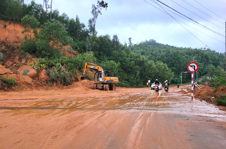 Huế: Xử l&yacute; xong điểm sạt lở v&agrave;o khu du lịch Laguna, giao th&ocirc;ng th&ocirc;ng suốt trở lại- Ảnh 1.