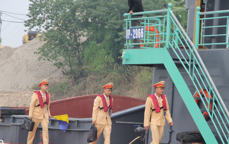 Hà Nội: CSGT đường thủy tuần tra trên sông Hồng, xử lý loạt tàu thuyền vi phạm- Ảnh 3. Hà Nội: CSGT đường thủy tuần tra trên sông Hồng, xử lý loạt tàu thuyền vi phạm- Ảnh 3.