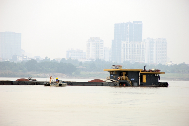 Hà Nội: CSGT đường thủy tuần tra trên sông Hồng, xử lý loạt tàu thuyền vi phạm- Ảnh 2. Hà Nội: CSGT đường thủy tuần tra trên sông Hồng, xử lý loạt tàu thuyền vi phạm- Ảnh 2.