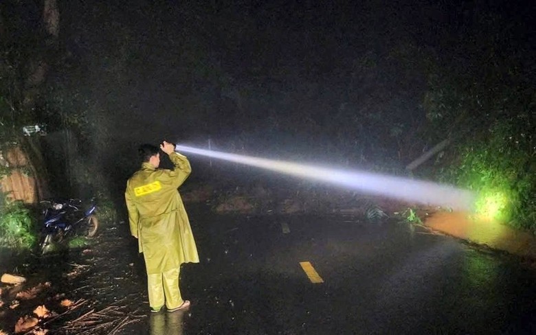 Lâm Đồng: Mưa lớn kéo dài, thêm nhiều tuyến đèo sạt lở, giao thông tê liệt- Ảnh 3. Lâm Đồng: Mưa lớn kéo dài, thêm nhiều tuyến đèo sạt lở, giao thông tê liệt- Ảnh 3.