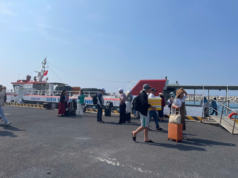 Biển c&oacute; s&oacute;ng lớn, Quảng Ng&atilde;i tạm dừng hoạt động chở kh&aacute;ch tuyến Sa Kỳ - L&yacute; Sơn- Ảnh 1.