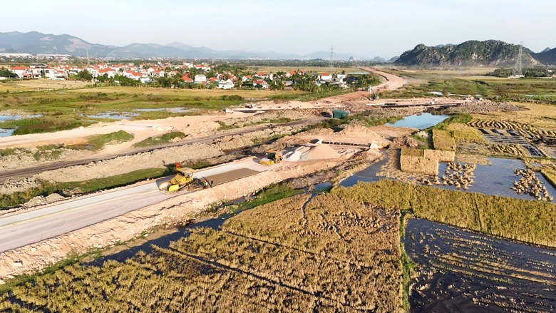 Quảng Ninh bứt ph&aacute; mạnh mẽ, dự kiến vượt xa mục ti&ecirc;u tăng trưởng v&agrave; thu ng&acirc;n s&aacute;ch năm 2025- Ảnh 2.