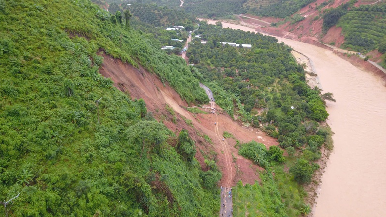 Kh&aacute;nh H&ograve;a: Mưa lớn trong đ&ecirc;m, nhiều nơi ngập cục bộ, giao th&ocirc;ng bị chia cắt- Ảnh 4.