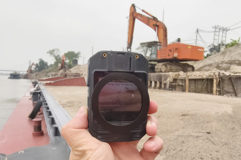 Hà Nội: CSGT đường thủy tuần tra trên sông Hồng, xử lý loạt tàu thuyền vi phạm- Ảnh 8. Hà Nội: CSGT đường thủy tuần tra trên sông Hồng, xử lý loạt tàu thuyền vi phạm- Ảnh 8.