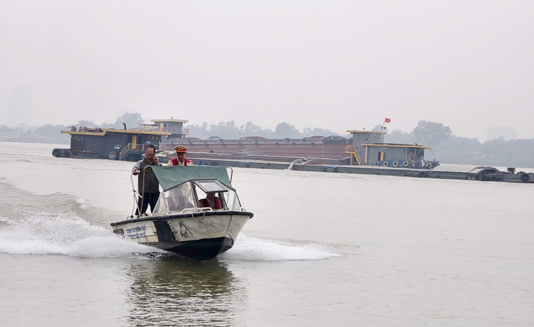 Hà Nội: CSGT đường thủy tuần tra trên sông Hồng, xử lý loạt tàu thuyền vi phạm- Ảnh 5. Hà Nội: CSGT đường thủy tuần tra trên sông Hồng, xử lý loạt tàu thuyền vi phạm- Ảnh 5.