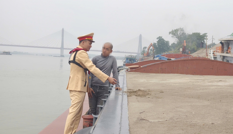Hà Nội: CSGT đường thủy tuần tra trên sông Hồng, xử lý loạt tàu thuyền vi phạm- Ảnh 11. Hà Nội: CSGT đường thủy tuần tra trên sông Hồng, xử lý loạt tàu thuyền vi phạm- Ảnh 11.