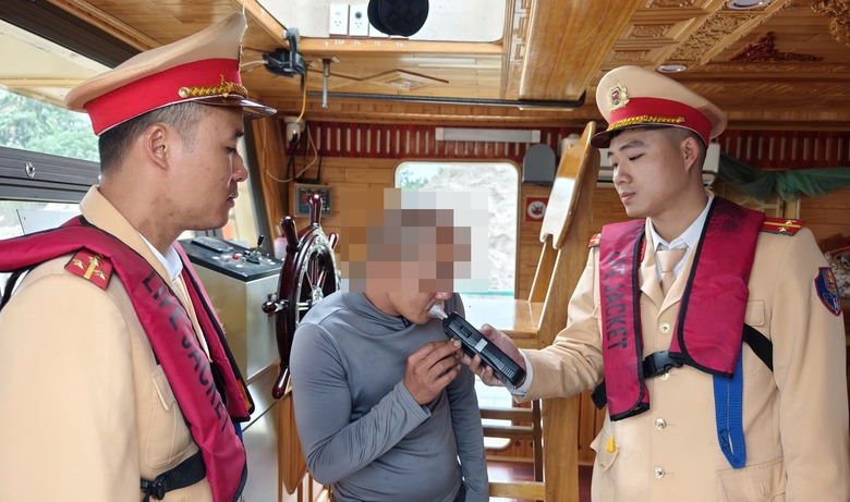 Hà Nội: CSGT đường thủy tuần tra trên sông Hồng, xử lý loạt tàu thuyền vi phạm- Ảnh 4. Hà Nội: CSGT đường thủy tuần tra trên sông Hồng, xử lý loạt tàu thuyền vi phạm- Ảnh 4.