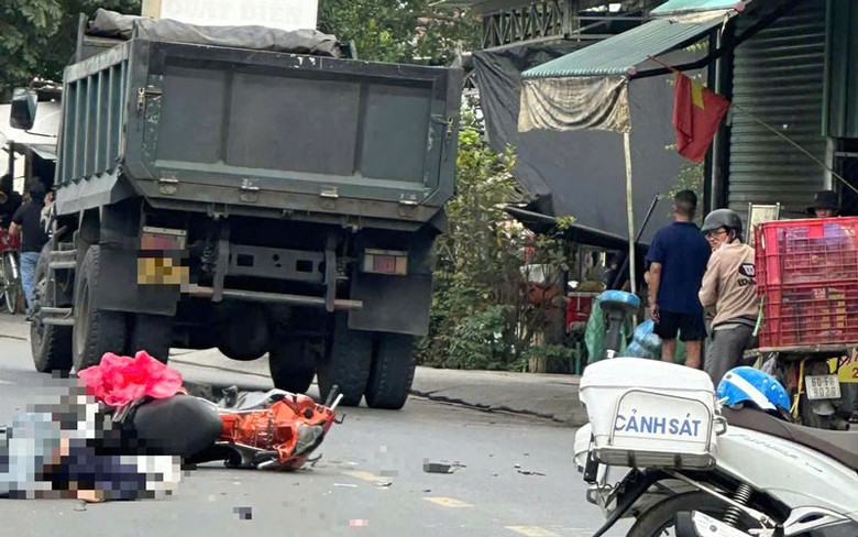 Hiện trường vụ tai nạn khiến người đ&agrave;n &ocirc;ng đi xe m&aacute;y tử vong tại chỗ - Ảnh: Anh Vũ.