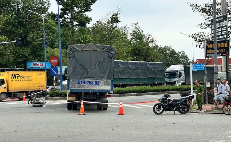 Lực lượng chức năng xử l&yacute; hiện trường vụ tai nạn.