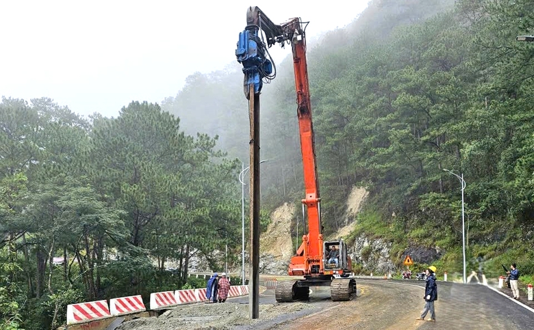 Lâm Đồng: Thông đèo Prenn sau gần 20 giờ tạm ngưng vì sạt lở- Ảnh 1. Lâm Đồng: Thông đèo Prenn sau gần 20 giờ tạm ngưng vì sạt lở- Ảnh 1.