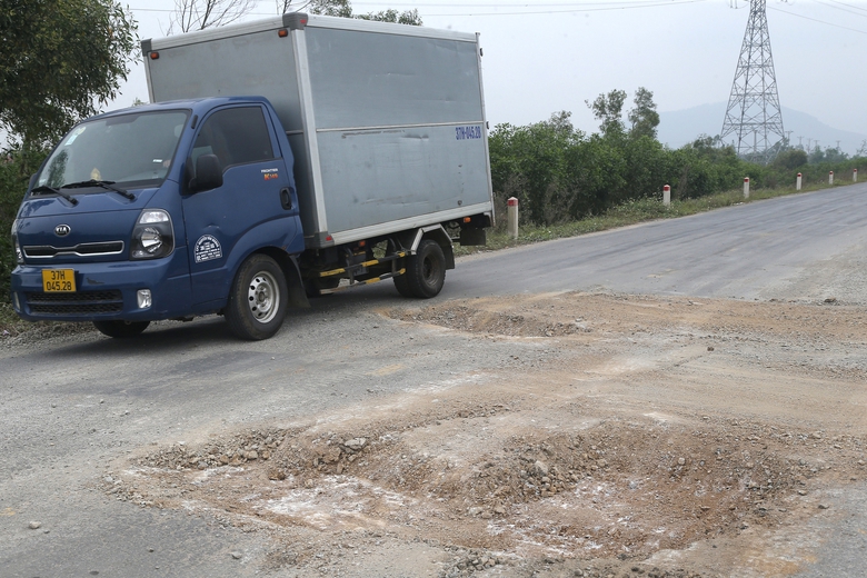 Tai nạn rình rập người đi đường trên đường gom cao tốc Diễn Châu - Bãi Vọt- Ảnh 2. Tai nạn rình rập người đi đường trên đường gom cao tốc Diễn Châu - Bãi Vọt- Ảnh 2.