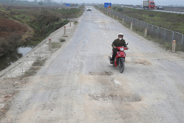 Tai nạn rình rập người đi đường trên đường gom cao tốc Diễn Châu - Bãi Vọt- Ảnh 1. Tai nạn rình rập người đi đường trên đường gom cao tốc Diễn Châu - Bãi Vọt- Ảnh 1.