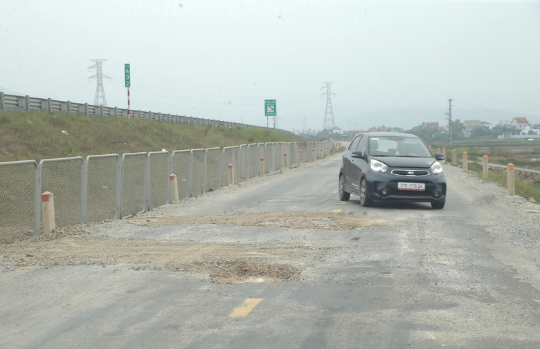 Tai nạn rình rập người đi đường trên đường gom cao tốc Diễn Châu - Bãi Vọt- Ảnh 3. Tai nạn rình rập người đi đường trên đường gom cao tốc Diễn Châu - Bãi Vọt- Ảnh 3.