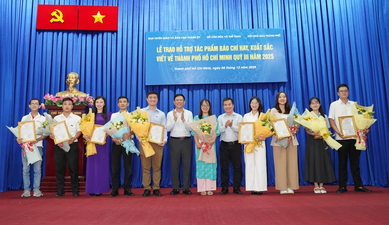 TP.HCM khen thưởng c&aacute;c t&aacute;c phẩm b&aacute;o ch&iacute; xuất sắc qu&yacute; III/2025- Ảnh 4.