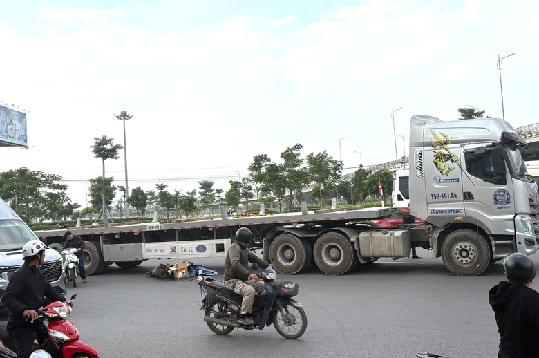 Hải Phòng: Va chạm với xe đầu kéo, người phụ nữ đi xe đạp điện tử vong- Ảnh 1. Hải Phòng: Va chạm với xe đầu kéo, người phụ nữ đi xe đạp điện tử vong- Ảnh 1.