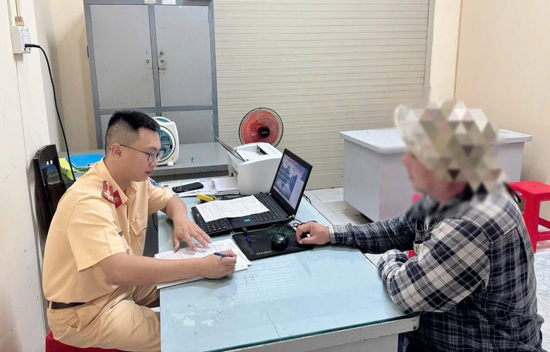 Đồng Nai: Xử phạt 3 t&agrave;i xế v&igrave; chở b&ugrave;n kh&ocirc;ng che bạt v&agrave; vượt ẩu tr&ecirc;n đường- Ảnh 2.