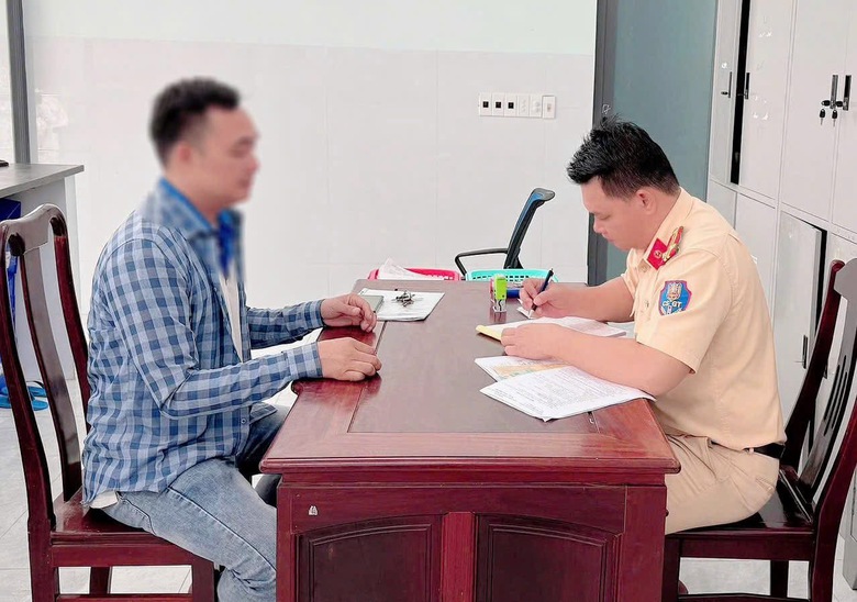 Đồng Nai: Xử phạt 3 t&agrave;i xế v&igrave; chở b&ugrave;n kh&ocirc;ng che bạt v&agrave; vượt ẩu tr&ecirc;n đường- Ảnh 4.