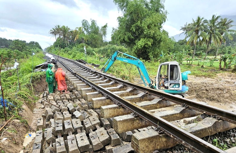 Thi&ecirc;n tai đ&atilde; g&acirc;y thiệt hại nặng nề đối với kết cấu hạ tầng đường sắt quốc gia. (Ảnh minh họa)