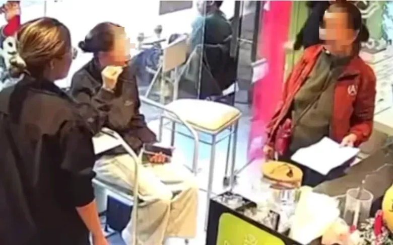 Vụ "chê 30.000 đồng ủng hộ bão lũ": Phường Cửa Nam yêu cầu rút kinh nghiệm- Ảnh 1. Vụ "chê 30.000 đồng ủng hộ bão lũ": Phường Cửa Nam yêu cầu rút kinh nghiệm- Ảnh 1.