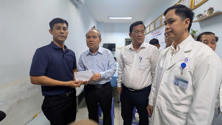 L&atilde;nh đạo TP.HCM thăm hai nạn nh&acirc;n đang điều trị sau vụ ch&aacute;y nh&agrave; tr&ecirc;n đường Trần Hưng Đạo- Ảnh 1.