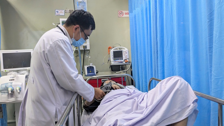 L&atilde;nh đạo TP.HCM thăm hai nạn nh&acirc;n đang điều trị sau vụ ch&aacute;y nh&agrave; tr&ecirc;n đường Trần Hưng Đạo- Ảnh 3.