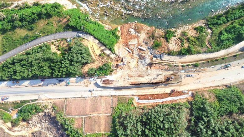 Tổ chức giao th&ocirc;ng một l&agrave;n tại điểm sạt lở tr&ecirc;n cao tốc La Sơn - H&ograve;a Li&ecirc;n th&ecirc;m 30 ng&agrave;y- Ảnh 1.