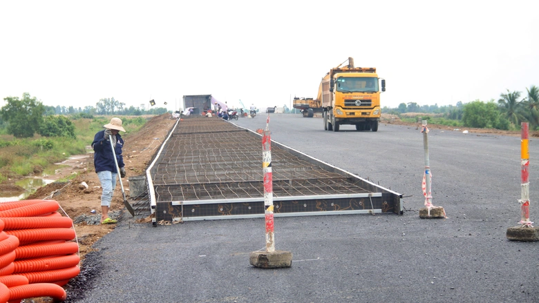 Người d&acirc;n C&agrave; Mau h&aacute;o hức chờ đến ng&agrave;y th&ocirc;ng xe kỹ thuật cao tốc Cần Thơ - C&agrave; Mau- Ảnh 2.