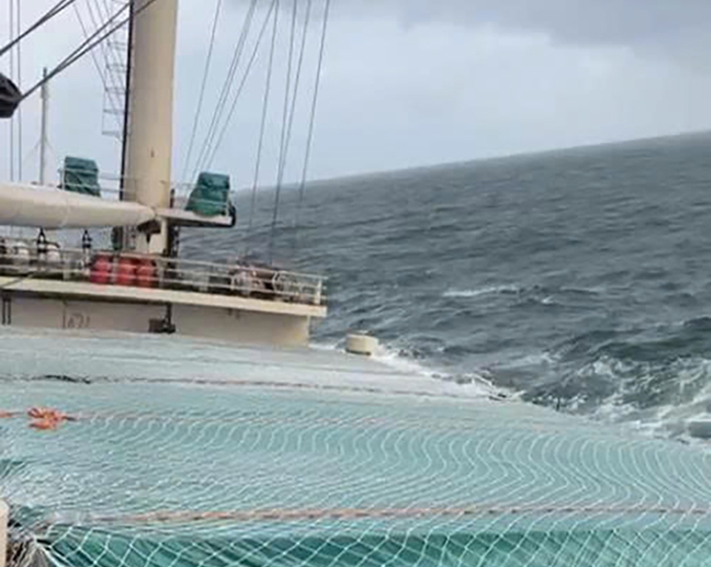 Phối hợp quốc tế cứu nhiều thuyền vi&ecirc;n Việt Nam gặp sự cố tr&ecirc;n v&ugrave;ng biển Malaysia- Ảnh 2.