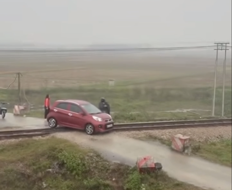 Phản ứng chớp nho&aacute;ng của l&aacute;i t&agrave;u ngăn vụ tai nạn thảm khốc tại Nghệ An- Ảnh 1.