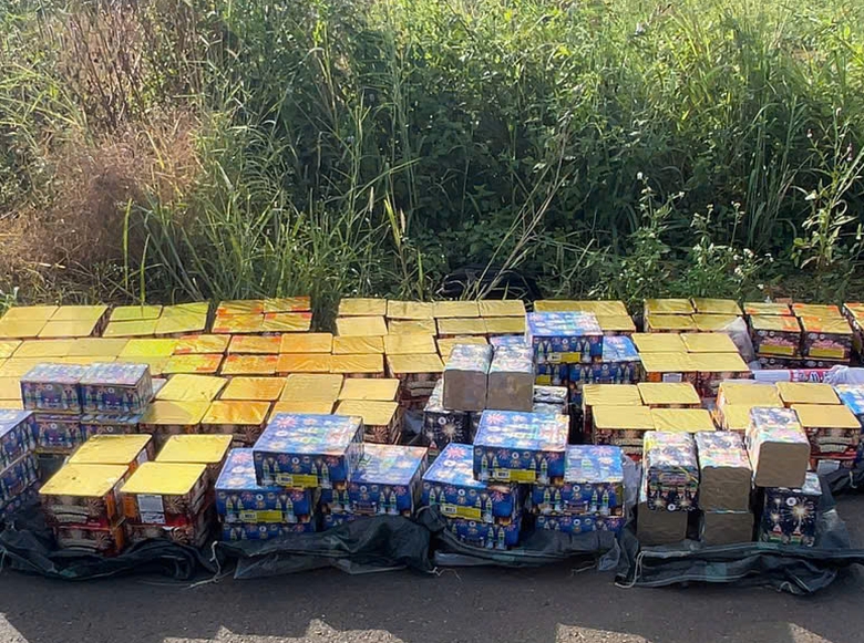 Đồng Nai: Chặn xe bán tải bỏ chạy trên đường 756, thu giữ hơn nửa tấn pháo nổ- Ảnh 2. Đồng Nai: Chặn xe bán tải bỏ chạy trên đường 756, thu giữ hơn nửa tấn pháo nổ- Ảnh 2.