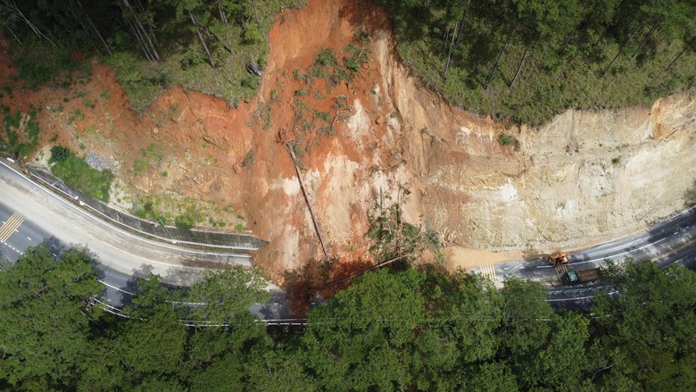 L&acirc;m Đồng c&ocirc;ng bố t&igrave;nh huống khẩn cấp do thi&ecirc;n tai tr&ecirc;n nhiều tuyến quốc lộ v&agrave; đ&egrave;o Prenn- Ảnh 1.