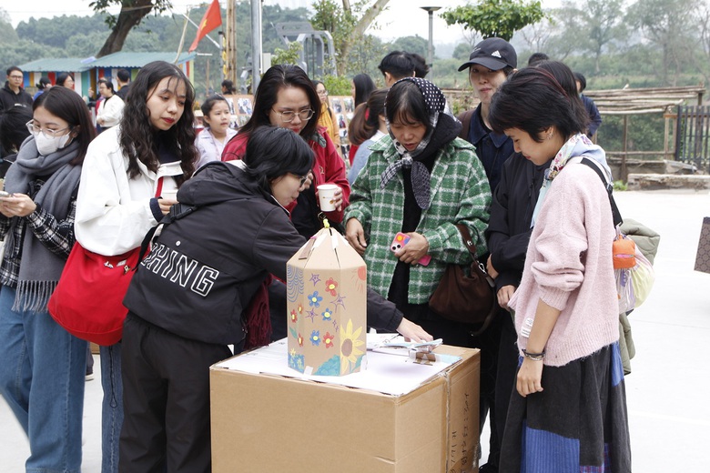 Triển l&atilde;m "Kh&aacute;m ph&aacute; của trẻ em về hệ sinh th&aacute;i s&ocirc;ng Hồng" thu h&uacute;t sự tham gia đ&ocirc;ng đảo của học sinh, phụ huynh v&agrave; người d&acirc;n địa phương.