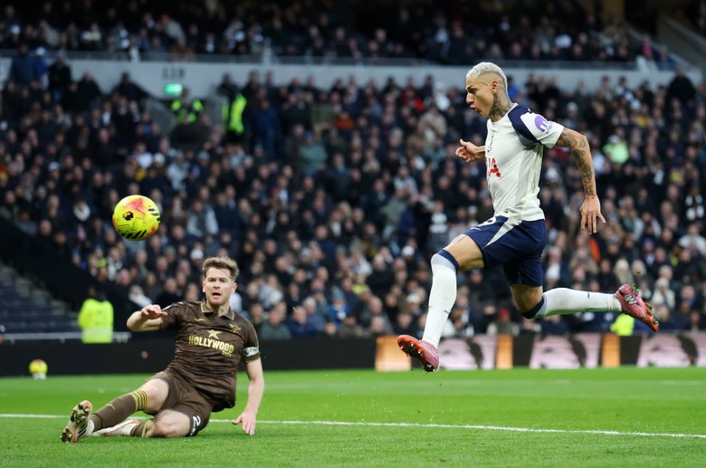 Simons tỏa s&aacute;ng, Tottenham thắng dễ Brentford- Ảnh 1.