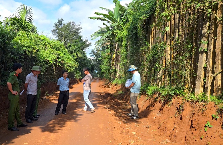 Đắk Lắk: C&ocirc;ng an điều tra nghi vấn khai th&aacute;c đất tr&aacute;i ph&eacute;p tuyến đường Ea Hồ - Tam Giang- Ảnh 1.