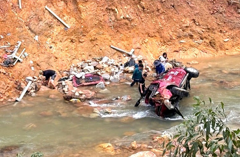 Tại hiện trường cho thấy chiếc xe b&aacute;n tải bị biến dạng ho&agrave;n to&agrave;n.