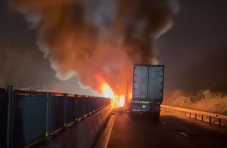 Lửa bốc ch&aacute;y dữ dội sau vụ tai nạn li&ecirc;n ho&agrave;n tr&ecirc;n cao tốc V&acirc;n Phong - Nha Trang.