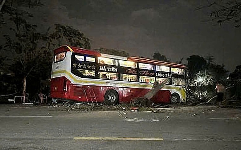 Chiếc xe kh&aacute;ch tại hiện trường thời điểm sau tai nạn.