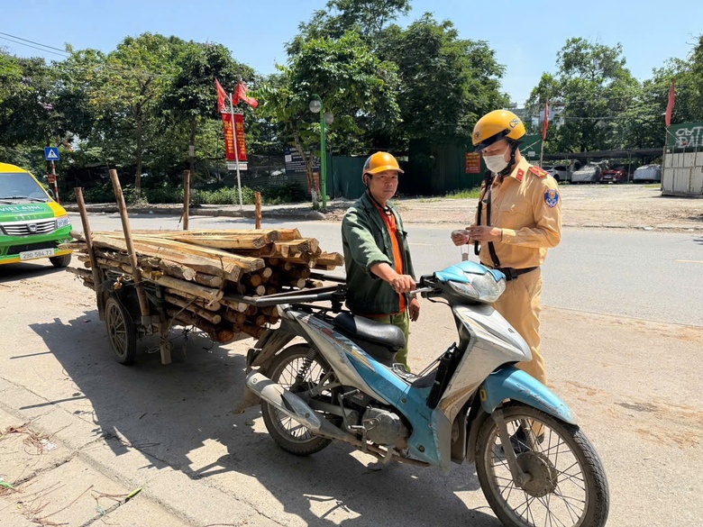 H&agrave; Nội siết chặt trật tự giao th&ocirc;ng cuối tuần: Xử l&yacute; hơn 120 vi phạm chỉ trong 3 giờ- Ảnh 1.
