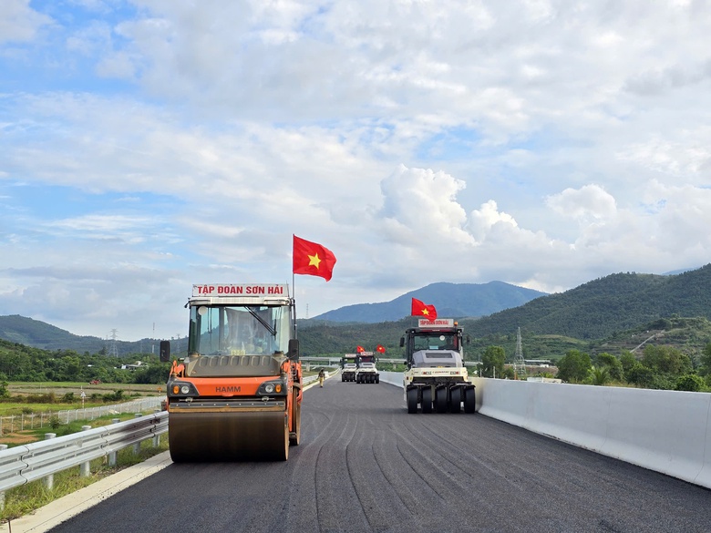 Thưởng hàng trăm tỷ đồng cho nhà thầu thi công cao tốc Bắc - Nam giai đoạn 2 về đích sớm- Ảnh 1. Thưởng hàng trăm tỷ đồng cho nhà thầu thi công cao tốc Bắc - Nam giai đoạn 2 về đích sớm- Ảnh 1.