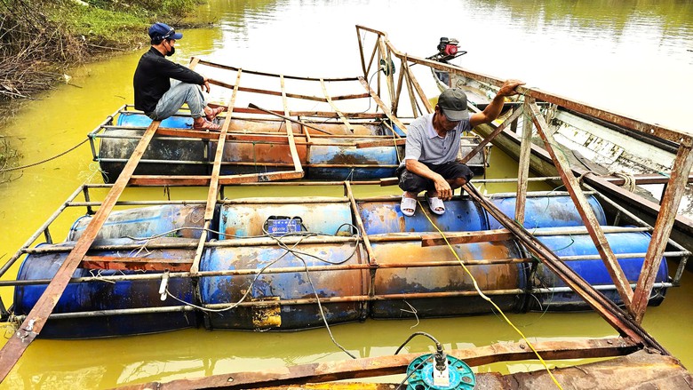 Cận cảnh khắc phục cầu phao La Kh&ecirc; Trẹm ở Huế bị lũ đ&aacute;nh g&atilde;y- Ảnh 6.