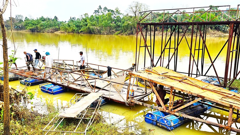 Cận cảnh khắc phục cầu phao La Kh&ecirc; Trẹm ở Huế bị lũ đ&aacute;nh g&atilde;y- Ảnh 2.