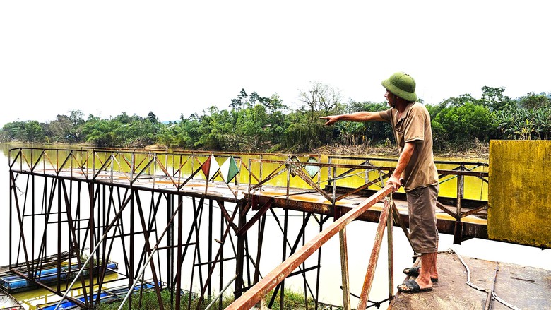 Cận cảnh khắc phục cầu phao La Kh&ecirc; Trẹm ở Huế bị lũ đ&aacute;nh g&atilde;y- Ảnh 11.