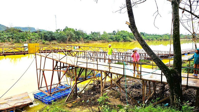 Cận cảnh khắc phục cầu phao La Kh&ecirc; Trẹm ở Huế bị lũ đ&aacute;nh g&atilde;y- Ảnh 5.