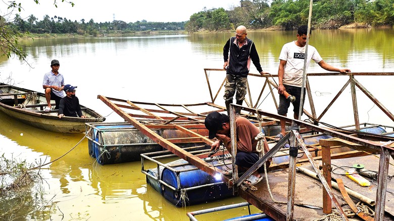 Cận cảnh khắc phục cầu phao La Kh&ecirc; Trẹm ở Huế bị lũ đ&aacute;nh g&atilde;y- Ảnh 9.