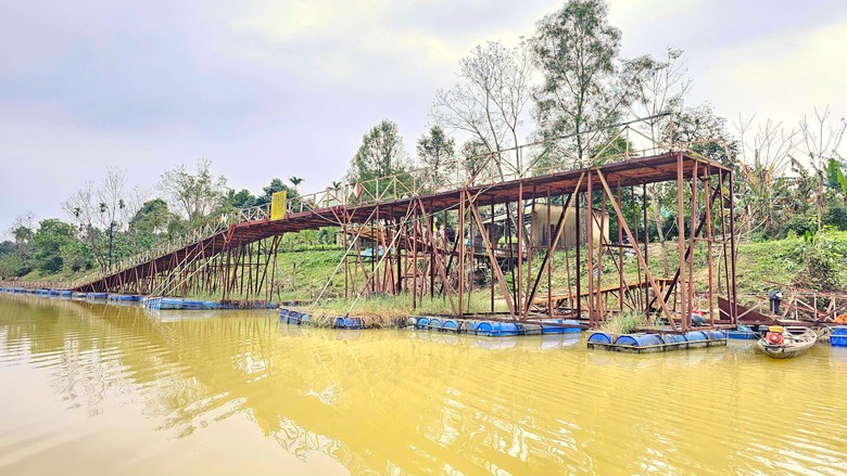 Cận cảnh khắc phục cầu phao La Kh&ecirc; Trẹm ở Huế bị lũ đ&aacute;nh g&atilde;y- Ảnh 1.