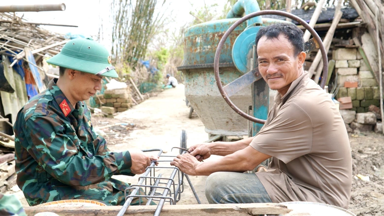 Gia Lai: Lũ cuốn nh&agrave; đi, bộ đội dựng lại nh&agrave; cho d&acirc;n- Ảnh 2.