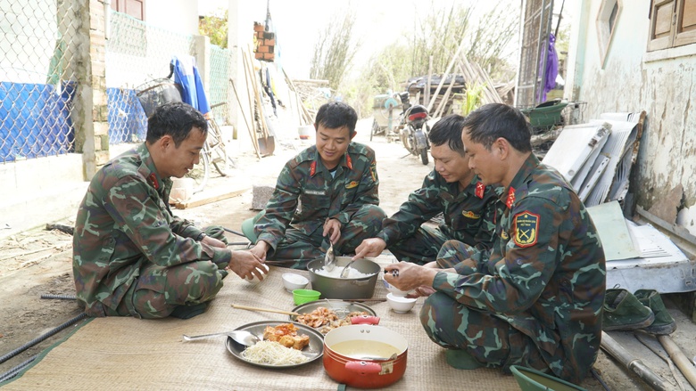 Gia Lai: Lũ cuốn nh&agrave; đi, bộ đội dựng lại nh&agrave; cho d&acirc;n- Ảnh 9.