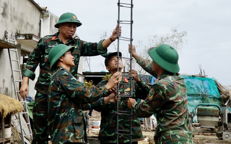 Gia Lai: Lũ cuốn nh&agrave; đi, bộ đội dựng lại nh&agrave; cho d&acirc;n